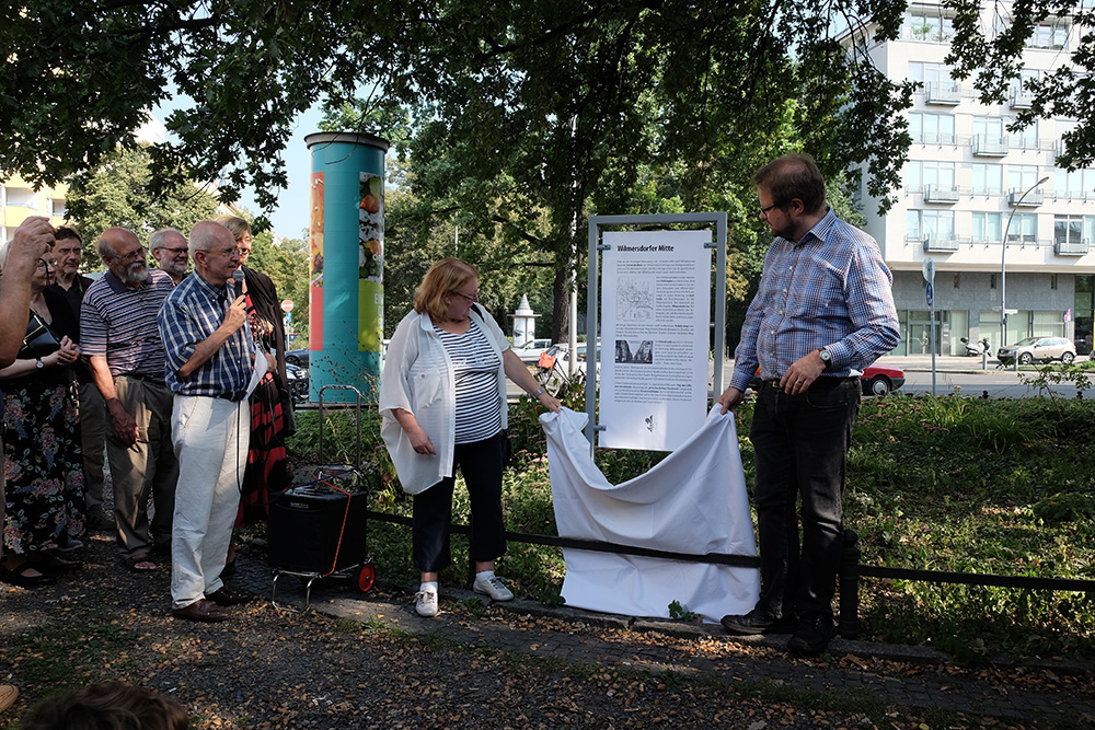 Stadtr#te enthüllen ein provisorisches Denkmal