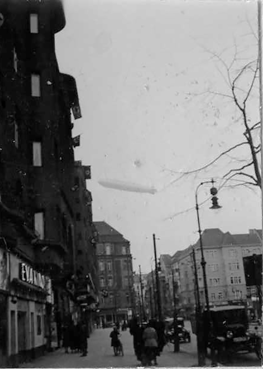 Zeppelin am Himmel über der Augusta